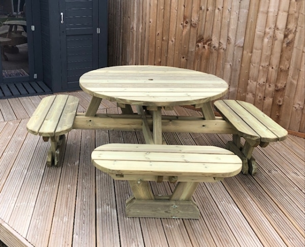 8-seater round pub style picnic bench with rounded edges